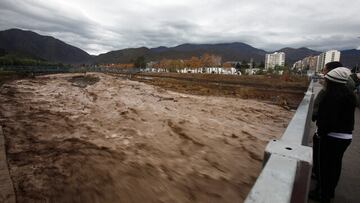 ¿Cuántas plantas de agua potable tiene Aguas Andinas y qué significa la Alerta Amarilla en el suministro?