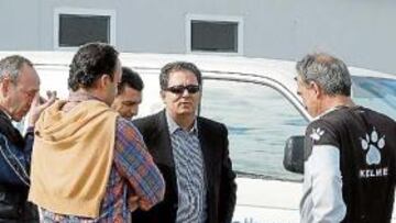 <b>LA DESPEDIDA. </b>Aso, Alcaraz, Paquito, Subirats, Goikoetxea y Juanfran, conversando ayer con Subirats .