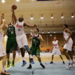 El Unicaja gana al Madrid en el duelo Carroll (28) vs Smith (16)