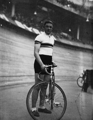 El récord pertenece al belga Karel Kaers, quien se proclamó campeón del mundo en el Mundial de Alemania celebrado en la localidad de Leipzig en 1934 con 20 años, 2 meses y 15 días. Learco Guerra y Gustave Danneels le acompañaron en el podio.