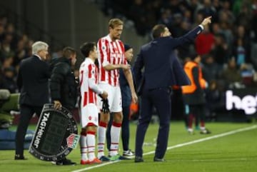 Futbolista inglés, juega de delantero en el Stoke City, mide 2.01cm