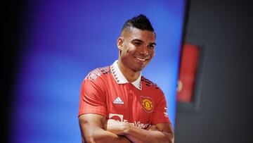 El centrocampista brasileño ha fichado por el Manchester United hasta el año 2026. Casemiro ha sido uno de los jugadores más trascendentales en el Real Madrid. Con el equipo blanco ha logrado 18 títulos en total: 5 Copas de Europa, 3 Mundiales de Clubes, 3 Supercopas de Europa, 3 Ligas, 1 Copa del Rey y 3 Supercopas de España. Es un mediocentro que sabe posicionarse muy bien sobre el terreno de juego. Tanto permanecer cerca de los centrales formando un triángulo, como permaneciendo en el pasillo central y por detrás del balón. Es un jugador ejemplar sin el esférico, ya que se intercepta a las jugadas de los adversarios a la perfección. Otra de sus virtudes es el disparo lejano. Junto a Kroos y Modric han formado una estructura de ensueño durante años. Nuevos retos para Casemiro ahora en el Manchester United.