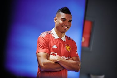 El centrocampista brasileño ha fichado por el Manchester United hasta el año 2026. Casemiro ha sido uno de los jugadores más trascendentales en el Real Madrid. Con el equipo blanco ha logrado 18 títulos en total: 5 Copas de Europa, 3 Mundiales de Clubes, 3 Supercopas de Europa, 3 Ligas, 1 Copa del Rey y 3 Supercopas de España. Es un mediocentro que sabe posicionarse muy bien sobre el terreno de juego. Tanto permanecer cerca de los centrales formando un triángulo, como permaneciendo en el pasillo central y por detrás del balón. Es un jugador ejemplar sin el esférico, ya que se intercepta a las jugadas de los adversarios a la perfección. Otra de sus virtudes es el disparo lejano. Junto a Kroos y Modric han formado una estructura de ensueño durante años. Nuevos retos para Casemiro ahora en el Manchester United.