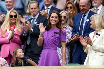 La princesa Catalina de Gales saluda a la grada a su llegada al palco para ver la final de Wimbledon entre Djokovic y Alcaraz.