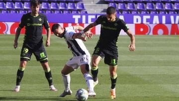 Bartra, con Plano durante el partido.