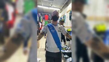 Aficionado al Puebla se llevó a su roomie italiano al Cuauhtémoc y este enloqueció