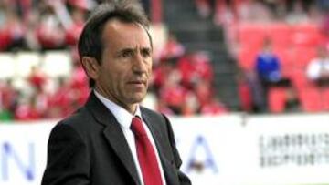 <b>PROBLEMAS. </b>Juan Carlos Oliva se la juega hoy en el Nou Estadi y en caso de derrota podría ser cesado.