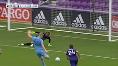 Sólo hay que ver la reacción de la grada para entender la magnitud del paradón: tremendo Gallese