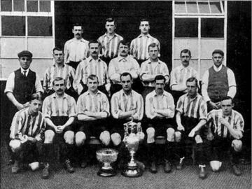El Sheffield Wednesday es otro de los equipos m芍s laureados de Inglaterra. Tiene cuatro Ligas inglesas, alzadas de manera consecutiva entre 1902 y 1904; y 1928 y 1930. Desde la temporada 1999-00 en la que descendi車 a la Championship, el objetivo del club no es otro que volver a la Premier. Ha estado cerca de conseguirlo en varias ocasiones, pero la pr車xima temporada jugar芍 en la League 1 (tercera categor赤a), tras consumarse su descenso. Ostenta el honor de ser el 迆nico equipo de Inglaterra que ha alzado un t赤tulo estando en una categor赤a inferior a Primera: en 1991 levant車 la Copa de la Liga (actual Carabao Cup), venciendo en la final al Manchester United.