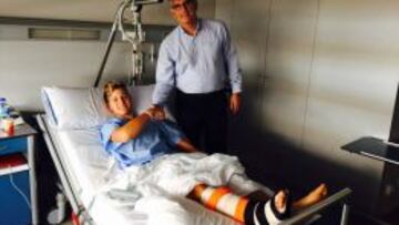 Fabio Quartararo con el Dr. Mir tras ser operado con éxito.