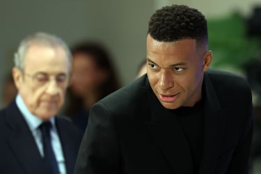 مبابي يتسلم جائزة الحذاء الذهبي