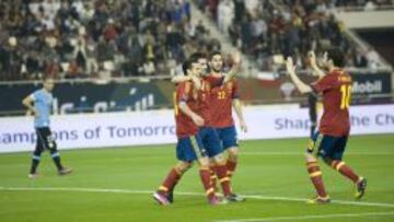 Pedro celebra un gol con Villa, F&aacute;bregas, Isco y Villa.