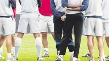 <b>FUEGO CRUZADO. </b>A diferencia de lo que sucedía hasta ahora y desde que Lotina llegó al Espanyol, los jugadores pudieron participar en la charla. No se mordieron la lengua en el cara a cara con el técnico: mejorar o morir del todo.