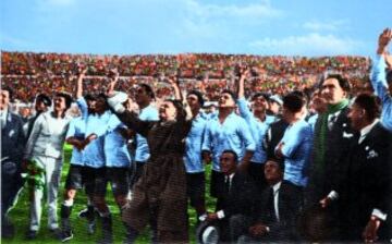 El 30 de julio de 1930 fue la final del Mundial de Uruguay entre los anfitriones y Argentina. Celebración de los uruguayos.