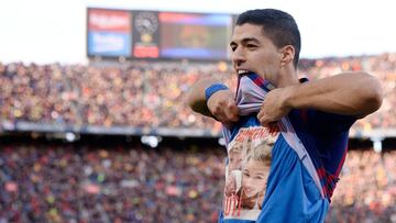 Barcelona's Uruguayan forward Luis Suarez celebrates a goal during the Spanish league football match between FC Barcelona and Real Madrid CF at the Camp Nou stadium in Barcelona on October 28, 2018. (Photo by Josep LAGO / AFP)