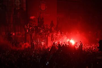 Seguidores del Liverpool celebran por las calles de la ciudad la primera liga de su equipo en 30 años.