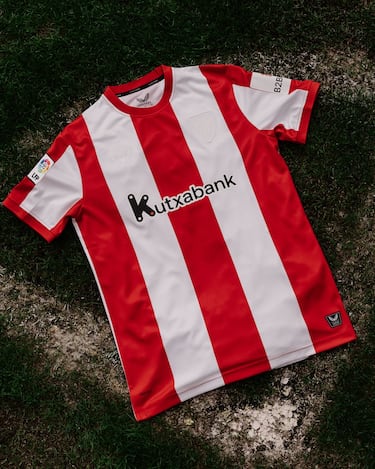The shirt is inspired by the kit worn by Athletic Club in the early 1970s, between 1970 and 1975, a key period in the club’s modernization. Those years were marked by milestones such as the restoration of the original name Athletic Club, the opening of the Lezama training facilities, and the 1973 Copa victory against CD Castellón.

The design brings back the red-and-white shirt with a closed collar, black shorts, and the classic socks with horizontal red-and-white stripes, linking that historic moment with the identity that has defined the club over the decades.