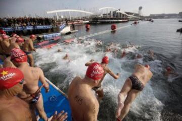 La Copa Nadal, cumple su edición 106, para celebrar el día de Navidad con una carrera de 200 metros en aguas del puerto de Barcelona. 