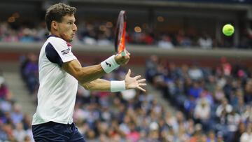 Pablo Carreño devuelve una bola ante el canadiense Denis Shapovalov durante su partido de octavos de final del US Open 2017.