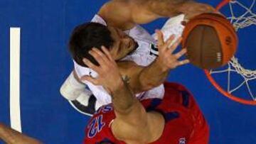 <b>ENTREGA. </b>Joel Freeland trata de encestar ante la oposición de Nenad Krstic.