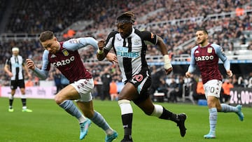 Newcastle United's French midfielder Allan Saint-Maximin (C) vies with Aston Villa's English defender Matty Cash (2nd L) during the English Premier League football match between Newcastle United and Aston Villa at St James' Park in Newcastle-upon-Tyne, north east England on February 13, 2022. (Photo by Oli SCARFF / AFP) / RESTRICTED TO EDITORIAL USE. No use with unauthorized audio, video, data, fixture lists, club/league logos or 'live' services. Online in-match use limited to 120 images. An additional 40 images may be used in extra time. No video emulation. Social media in-match use limited to 120 images. An additional 40 images may be used in extra time. No use in betting publications, games or single club/league/player publications. /