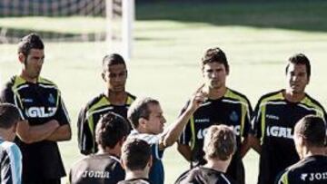 <b>INSTRUCCIONES. </b>Víctor, hablando con el equipo durante un entrenamiento en Segovia.
