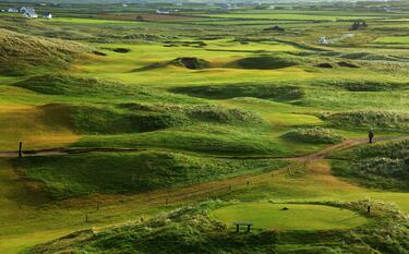 Conocido anteriormente como Doonbeg Golf Club, es un campo de tipo tradicional situado al norte de Doonbeg en el condado de Clare, Irlanda. Diseñado por Greg Norman e inaugurado en 2002. El complejo alberga un hotel de 5 estrellas con instalaciones de lujo. 