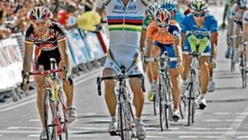 <b>EL CAMPEÓN. </b>Paolo Bettini, actual maillot arco iris, fue superior a Philippe Gilbert (derecha) y a Alejandro Valverde (izquierda) en el repecho final de la meta de Toledo.