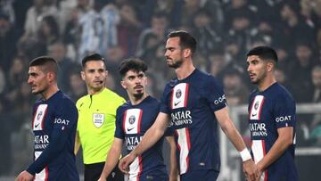 Paris Saint-Germain's Spanish midfielder Fabian Ruiz (2nd R) leaves the pitch injured during the UEFA Champions League 1st round day 6 group H football match between Juventus Turin and Paris Saint-Germain (PSG) at the Juventus stadium in Turin on November 2, 2022. (Photo by FRANCK FIFE / AFP) (Photo by FRANCK FIFE/AFP via Getty Images)