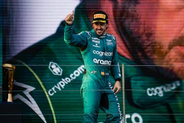 El piloto español llegó a Aston Martin en 2023 procedente de Alpine. En 2022, Sebastian Vettel decidió retirarse y dejó un asiento libre en la escudería de Lawrence Stroll. En ese momento, Alonso negociaba con Alpine para renovar un contrato que finalizaba a finales de esa misma temporada, pero estas negociaciones se enconaron ya que la oferta el equipo francés no cumplía con todas las exigencias del asturiano. En ese impás llegó Aston Martin, equipo en el que Fernando sería el primer piloto incuestionable como compañero de Lance Stroll, hijo del dueño, y disfrutaría de un acuerdo plurianual.