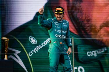El piloto espa?ol lleg a Aston Martin en 2023 procedente de Alpine. En 2022, Sebastian Vettel decidi retirarse y dej un asiento libre en la escudera de Lawrence Stroll. En ese momento, Alonso negociaba con Alpine para renovar un contrato que finalizaba a finales de esa misma temporada, pero estas negociaciones se enconaron ya que la oferta el equipo francs no cumpla con todas las exigencias del asturiano. En ese imps lleg Aston Martin, equipo en el que Fernando sera el primer piloto incuestionable como compa?ero de Lance Stroll, hijo del due?o, y disfrutara de un acuerdo plurianual.