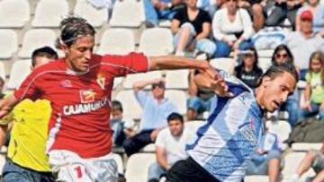 <b>PARIDAD. </b>Chando controla un balón en presencia de Paz.