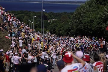 El pelotón durante la segunda etapa del Tour de Francia 2022.