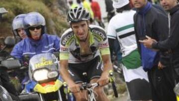 <b>EXHIBICIÓN. </b>Juanjo Cobo arrancó a 6 km de la cima del Angliru para obtener una victoria memorable y el liderato. Al entrar enseñó los cuernos del 'Bisonte', su apodo.