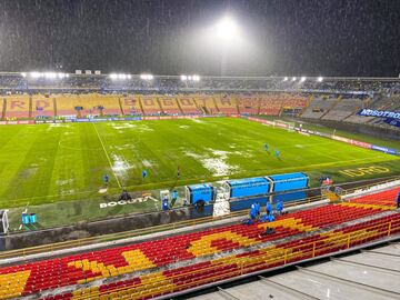 Las fuertes lluvias obligaron a que el partido entre Millonarios y Peñarol se suspendiera por varios minutos.