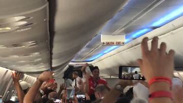 Pletóricos: así fue el festejo de Independiente en el avión