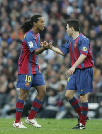 Iniesta saluda a Ronaldinho en su etapa en el FC Barcelona.
