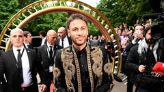 Paris Saint-Germain&#039;s Brazilian forward Neymar arrives for a TV show on May 13, 2018 in Paris, as part of the 27th edition of the UNFP (French National Professional Football players Union) trophy ceremony.   / AFP PHOTO / FRANCK FIFE