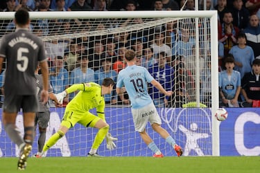 Williot Swedberg aprovechó la asistencia de Iglesias para definir de gran manera y dejar sin posibilidades a Courtois para así empatar el juego al minuto 51 del partido.
EFE/Lavandeira