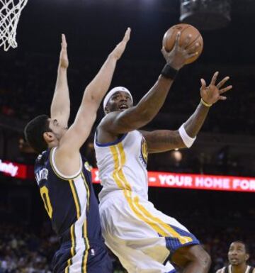 Jermaine O'Neal (D) trata de anotar ante Enes Kanter (I).