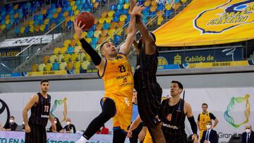 GRAFCAN989. LAS PALMAS DE GRAN CANARIA, 04/11/2020.-- El jugador del Herbalife Gran Canaria Burjanadze (i) y el jugador del Promitheas Patras Agbelese durante el partido de Eurocup que ambos equipos disputaron este miérciles en el Gran Canaria Aren