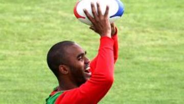 El delantero Florent Sinama Pongolle reconoció que el Atlético de Madrid realizó un partido "horroroso" ante el Osasuna, que se llevó los tres puntos ayer del Vicente Calderón con un contundente marcador de 2-4 que deja el objetivo de repetir Liga de Campeones prácticamente "imposible".