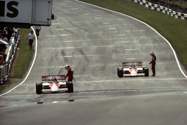 Nuevamente el francés se jugaba el título en el cierre de campeonato y otra vez le salió cruz, además por medio punto, la diferencia más corta en toda la historia. Su victoria de Nurburgring le dejaba a 3,5 puntos de Lauda, su compañero en McLaren. La parrilla le daba cierta ventaja al francés, quien partía 2º, por el 11º del austriaco. El triunfo de ‘El Profesor’ y los nueves puntos logrados fueron insuficientes por la remontada de Niki hasta el segundo puesto, favorecida por el abandono de Mansell y los seis puntos que cosechó para dejar el marcador final en 72-71,5.