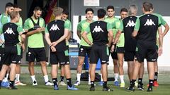 El plantel del Betis, junto a Pellegrini. 