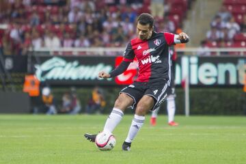 El capitán rojinegro se fue muy joven a Europa e incluso tuvo un paso por la MLS antes de regresar a México con León. Cuando parecía que iba a quedarse hasta el retiro, surgió una oferta del Hellas Verona de Italia. Después de una nueva etapa en el viejo continente, regresó con Atlas.