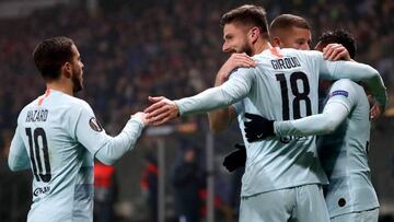 MOS52. MINSK (BIELORRUSIA), 08/11/2018.- El delantero centro francés del Chelsea FC Olivier Giroud (c) celebra con sus compañeros tras marcar un tanto durante un encuentro entre el FC Bate Borisov y el Chelsea FC correspondiente a la UEFA Li