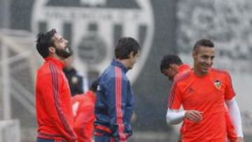 Negredo, en un entrenamiendo del Valencia.