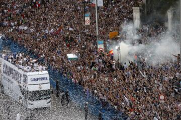 El autobús con los jugadores del Real Madrid llegando a Cibeles. 