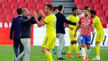 Los jugadores del Cádiz celebran la permanencia ante el Granada en 2021.