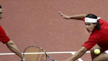 <b>CRUZADOS. </B>Costa y Nadal nunca tuvieron oportunidad de imponerse en el partido.